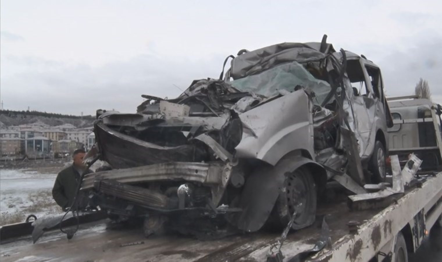 Araç, TIR’a arkadan çarptı: Üniversiteli Caner hayatını kaybetti