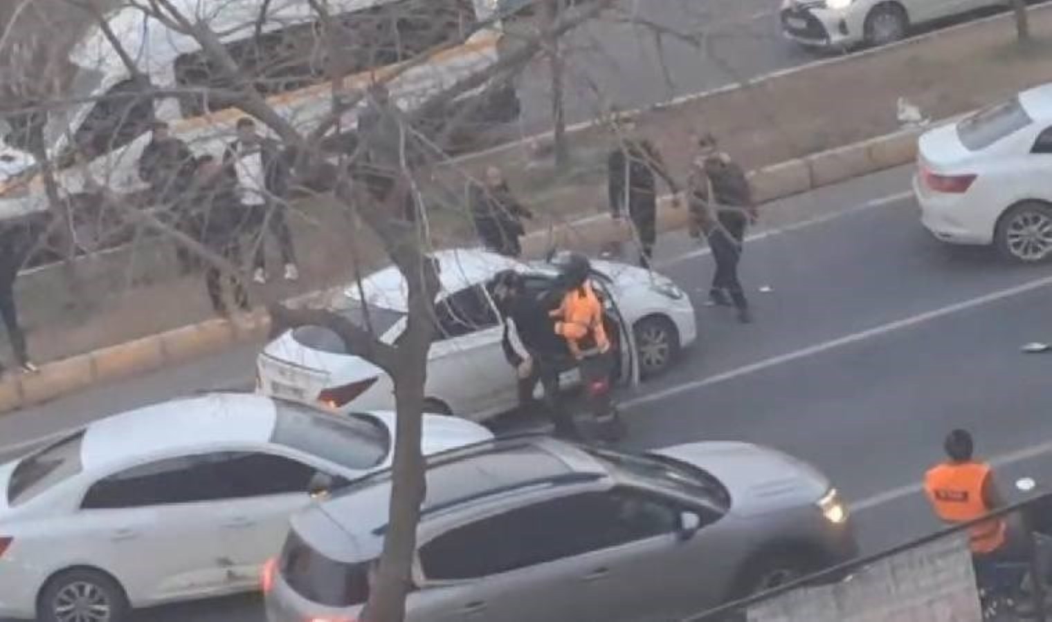 Aracın önünü kesip öldüresiye darp ettiler!