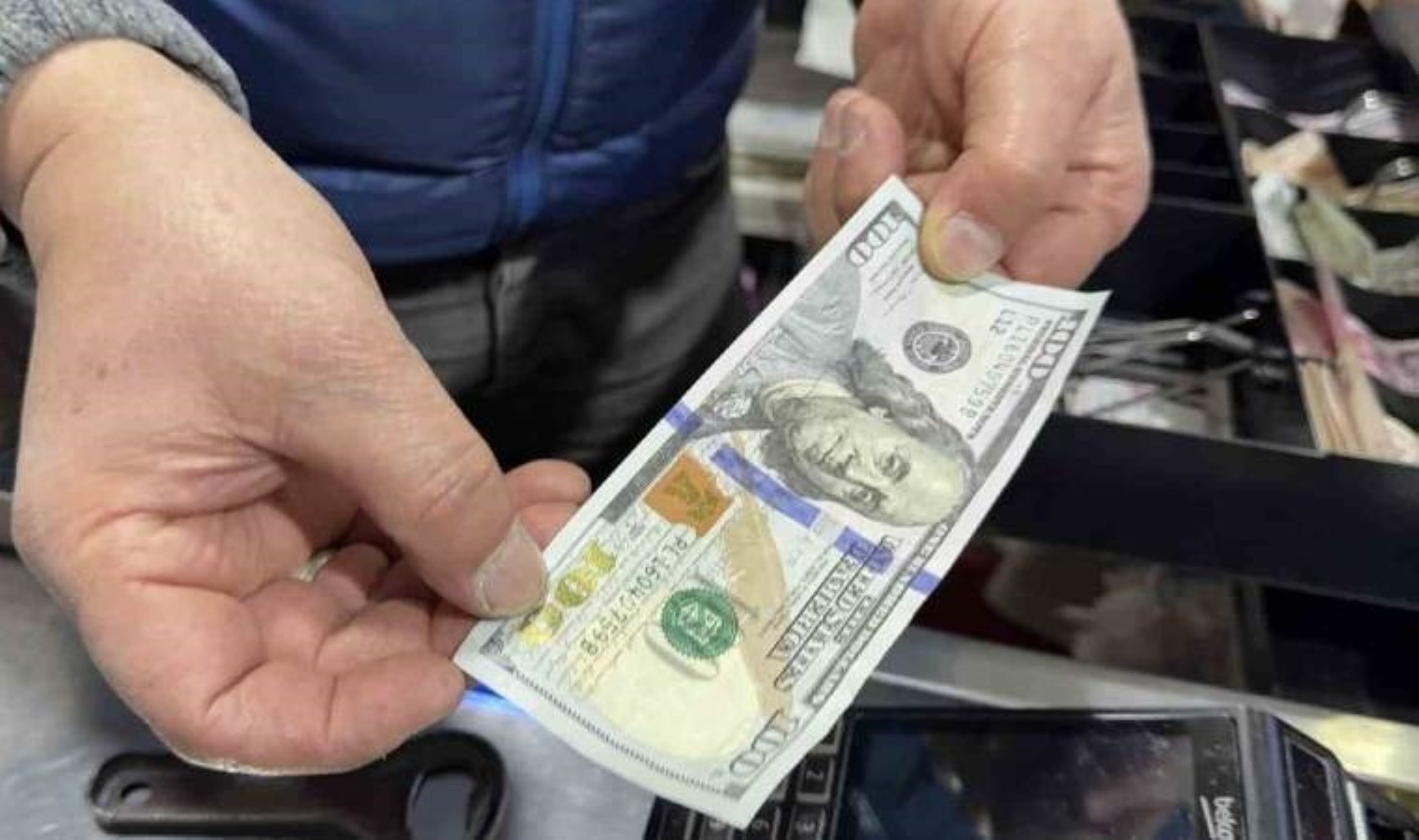 Arnavutköy’de sahte dolarla alışverişi! Hem ürünleri aldı, hem para üstünü