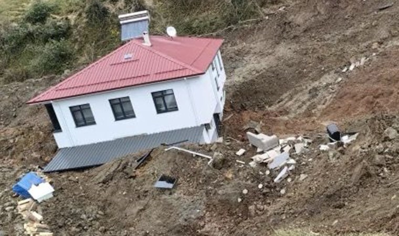 Artvin Kopa’da ‘heyelan’ paniği! 2 katlı ev 50 metre sürüklendi…