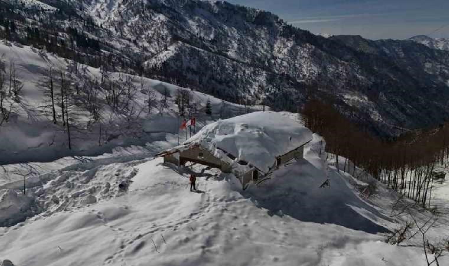Artvin’de çığın düştüğü bölgeye tesislerine ekipler ulaştı