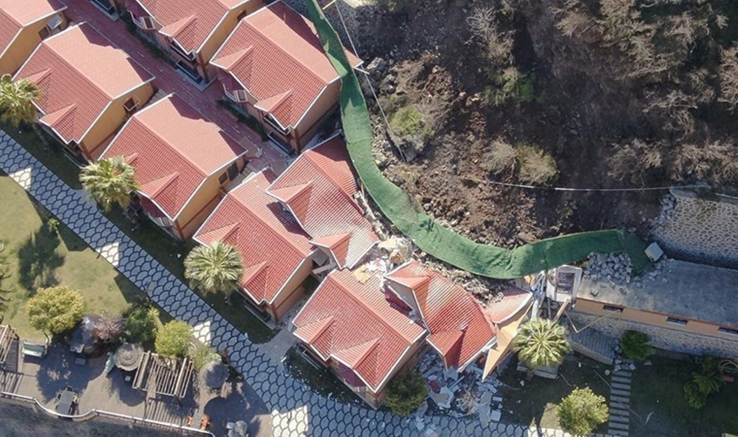 Artvin’de heyelan paniği! Apart otelin istinat duvarı çöktü: 1 yaralı