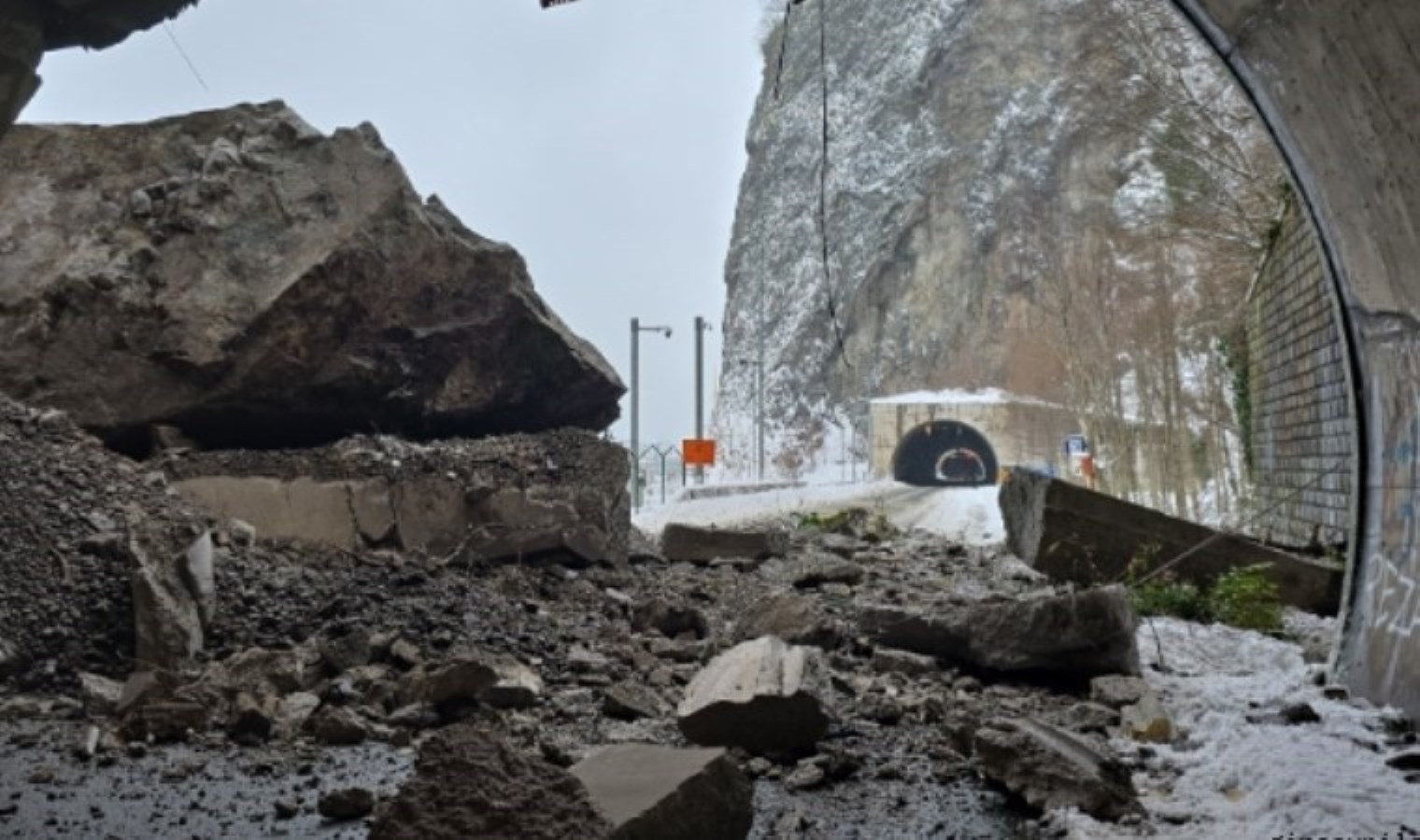 Artvin’de heyelan: Sarp tüneli ulaşıma kapandı