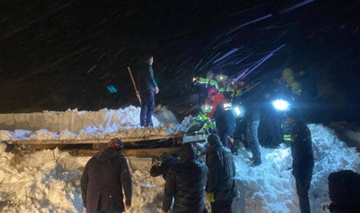 Artvin’de ‘kar’ etkisi: Ahır çöktü, 50 küçükbaş hayvan öldü