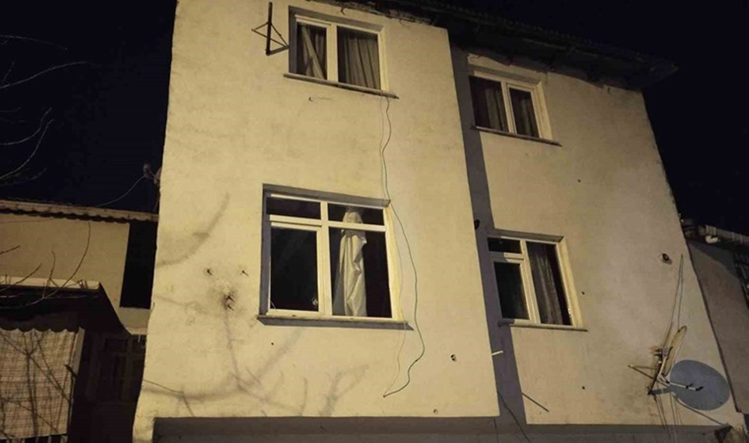 Ataşehir’de korkutan anlar! 2 katlı bina kurşunlandı, kadın isyan etti: ‘Benim veya çocuklarımın ölmesi mi lazım?’