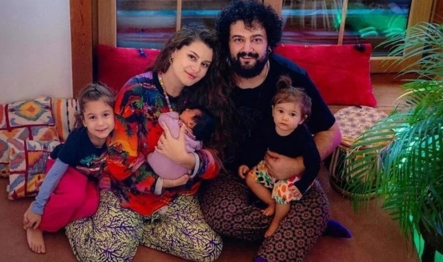 Atiye’den yeni şarkı çalışmaları: Bebeğiyle stüdyoya girdi