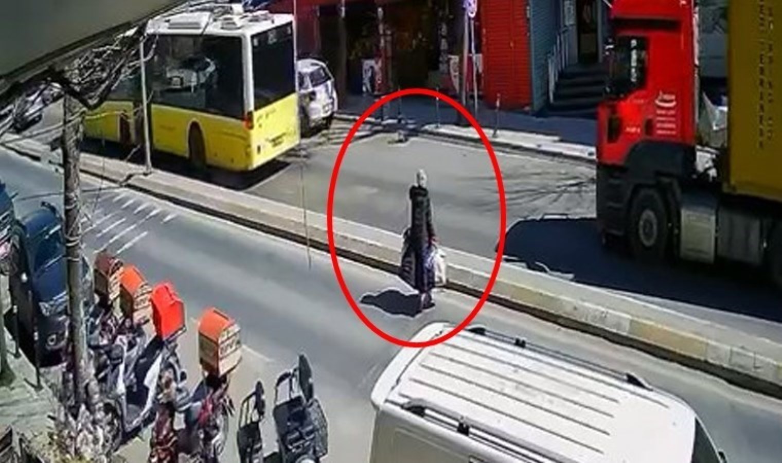 Avcılar’da acı olay: Yolun karşısına geçmek isterken otomobil çarptı