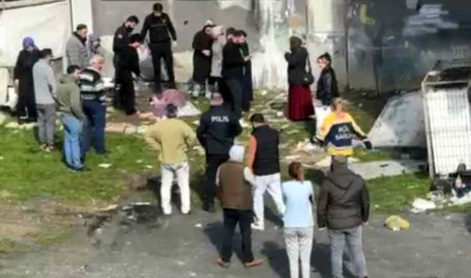 Avcılar’da evinin camlarını silerken 3. kattan düştü