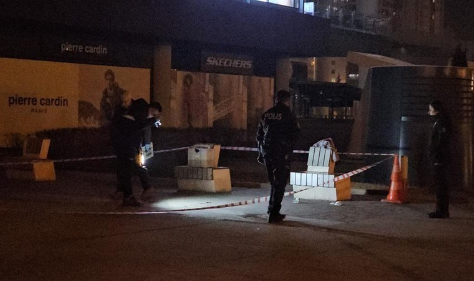 AVM’nin bahçesinde anne ve 2 kızına bıçakla saldırdı!