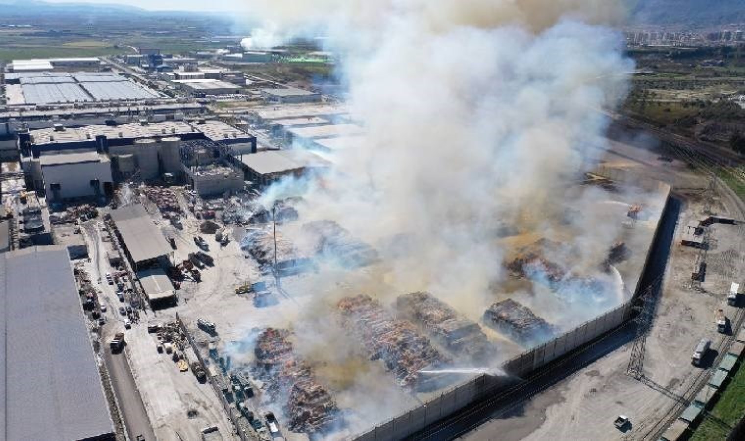 Aydın’da kağıt fabrikasında korkutan yangın: Vali’den açıklama!