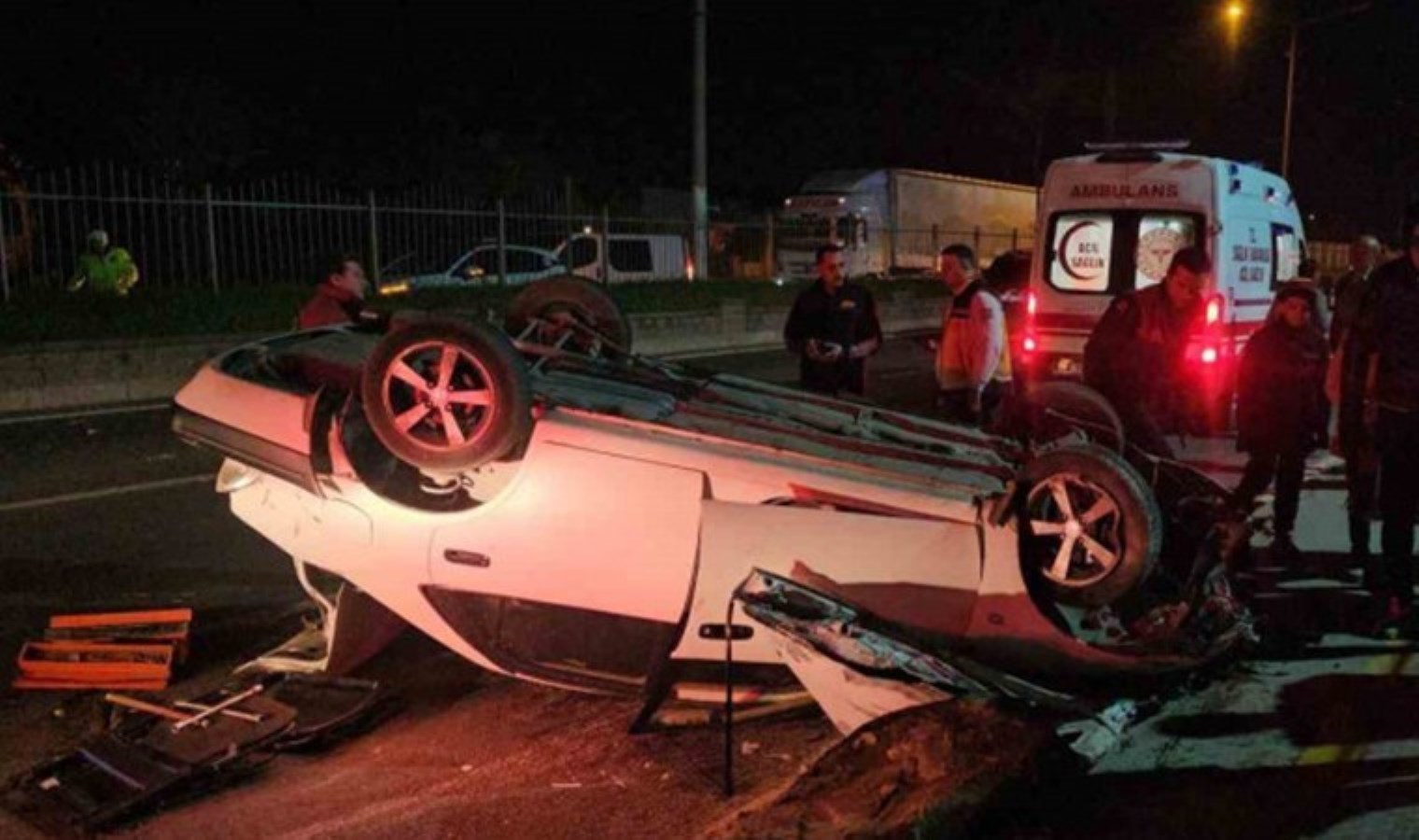 Aydınlatma direğini deviren otomobil ters döndü: 1 yaralı