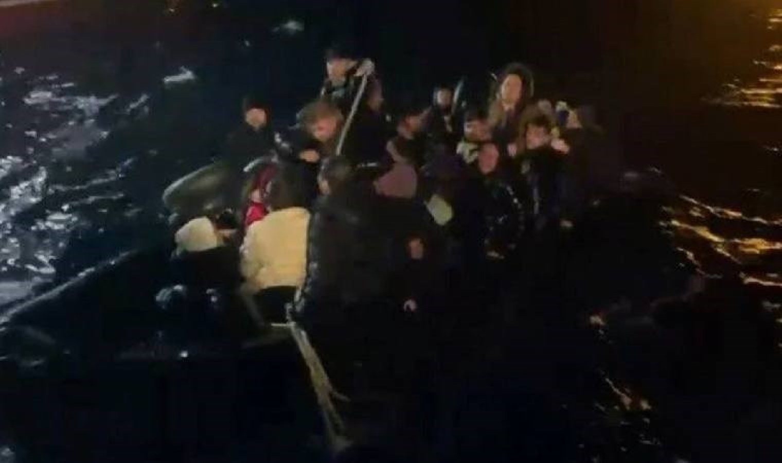 Ayvalık açıklarında onlarca düzensiz göçmen yakalandı!