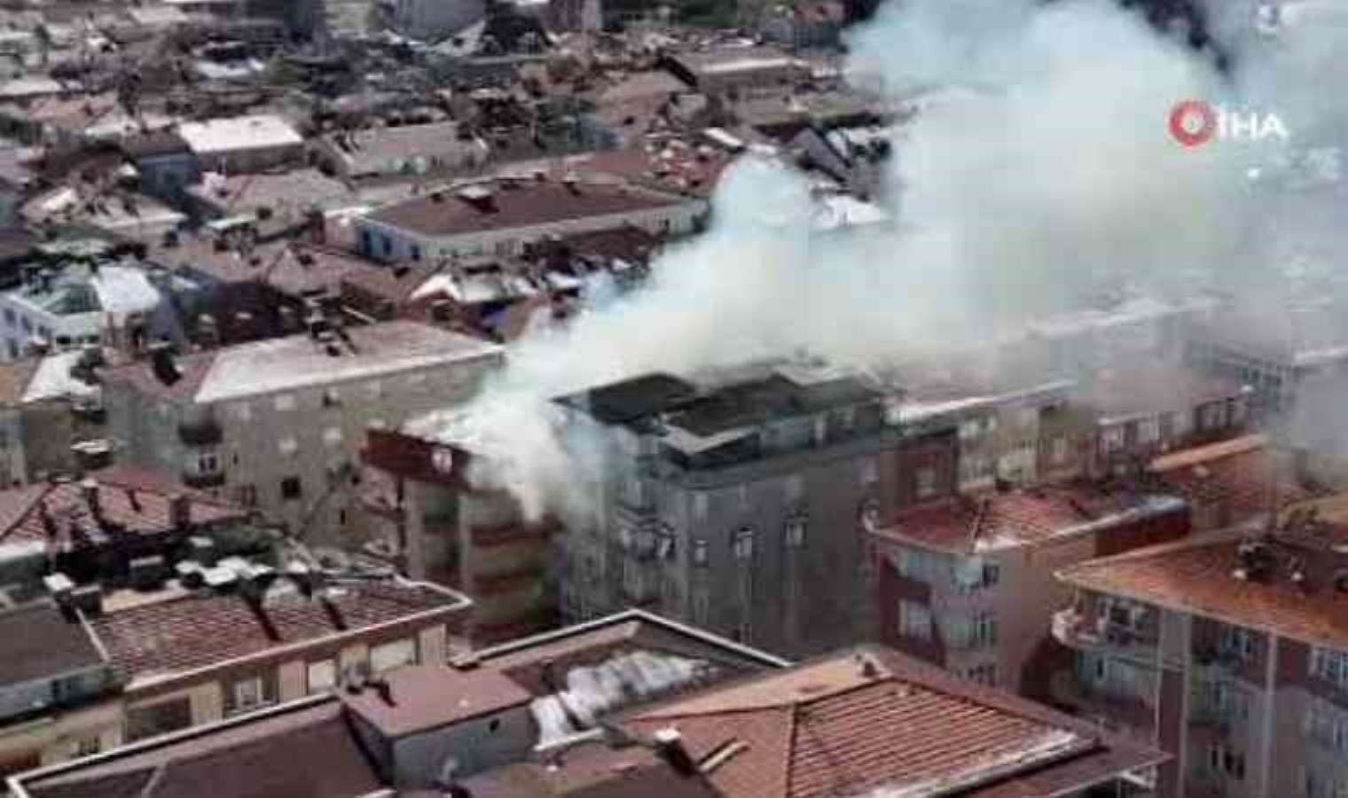 Bahçelievler’de çatı tadilatı sırasında yangın!