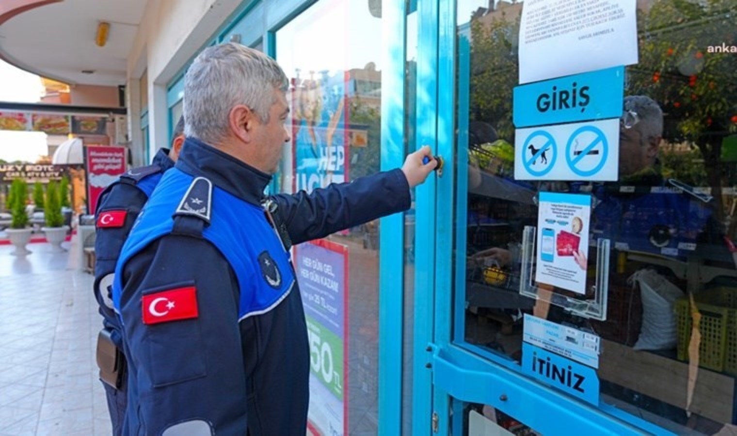 Bebek maması, tavuk, köfte, süt… Son kullanma tarihi geçmiş ürünler satan iki zincir market mühürlendi