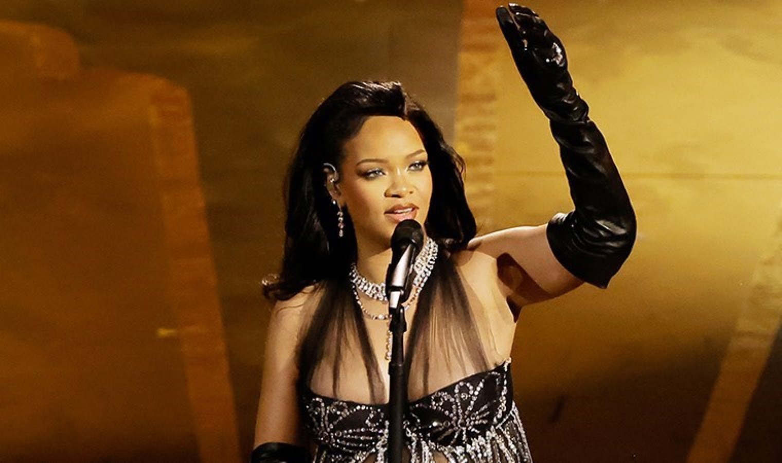 Bekleyiş son buluyor: Dünyaca ünlü şarkıcı Rihanna’dan albüm müjdesi!