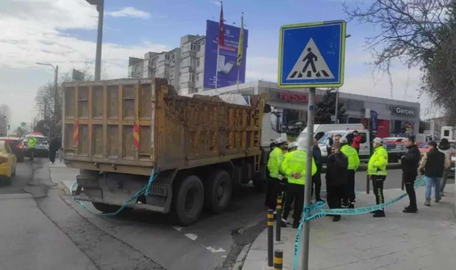 Beşiktaş’ta trafik faciası! Yaya geçidinde hafriyat kamyonunun altında kaldı
