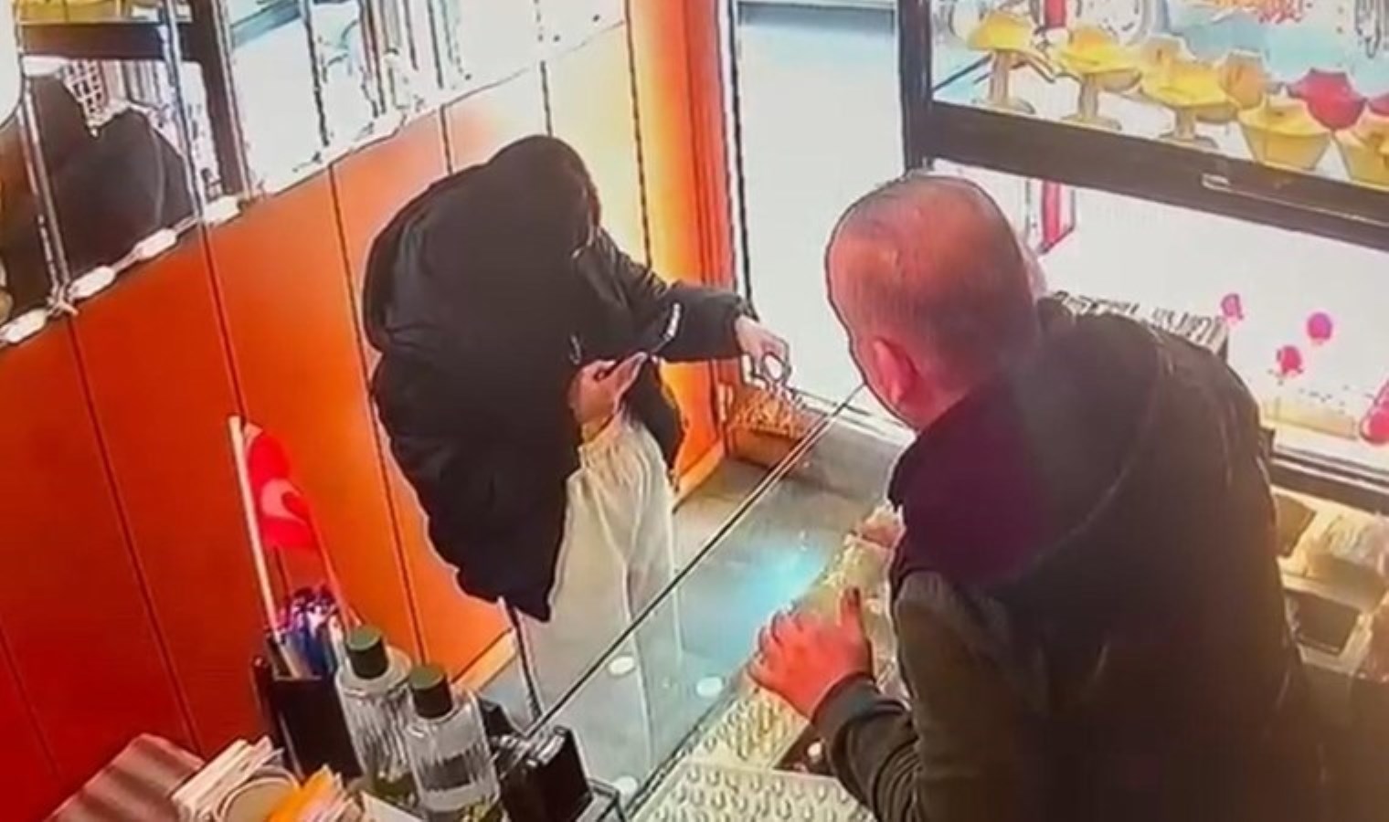 Beyoğlu’nda ilginç hırsızlık! Kuyumcudan ‘altın taç’ çaldı, savunması pes dedirtti: ‘Sevgilim bana alamayınca çaldım’