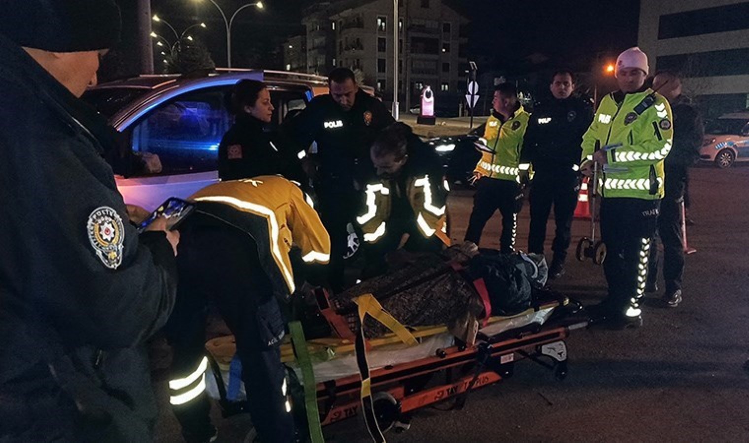 Bir anda yan yattı! Karaman’da otomobil ile hafif ticari araç çarpıştı: Yaralılar var…