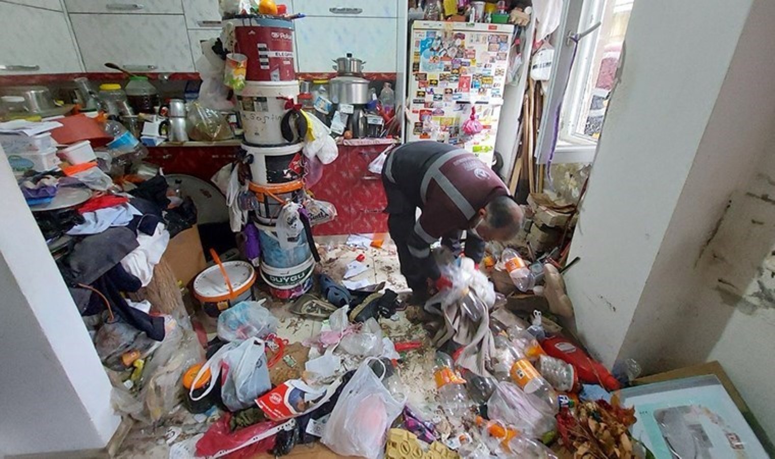 Bir ilde daha ‘çöp ev’ vakası: Evden tam 10 kamyonet çöp çıktı!