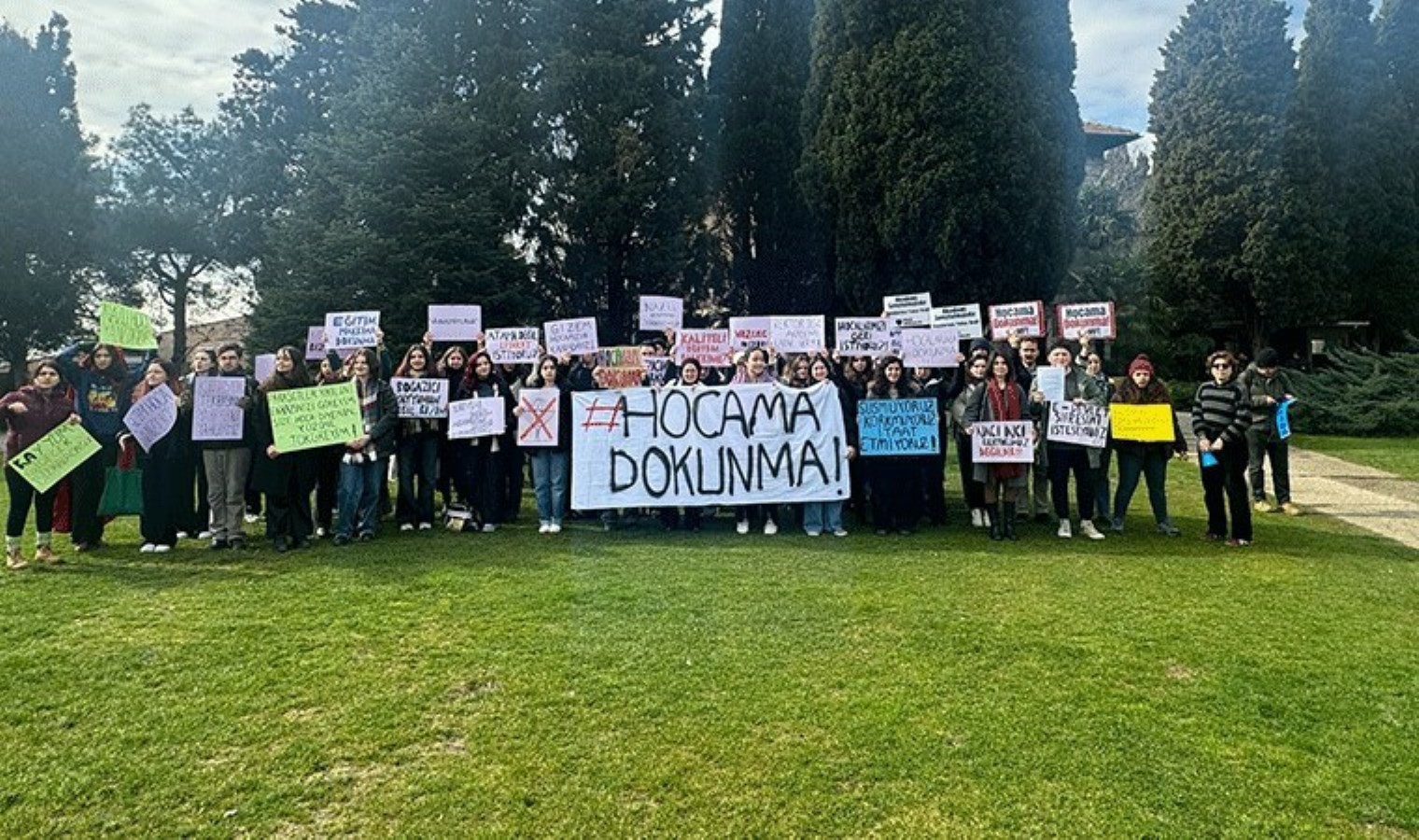 Boğaziçi’nde akademisyenlerin sözleşmelerinin yenilenmemesi protesto edildi: ‘Öğrenciler mağdur edildi’