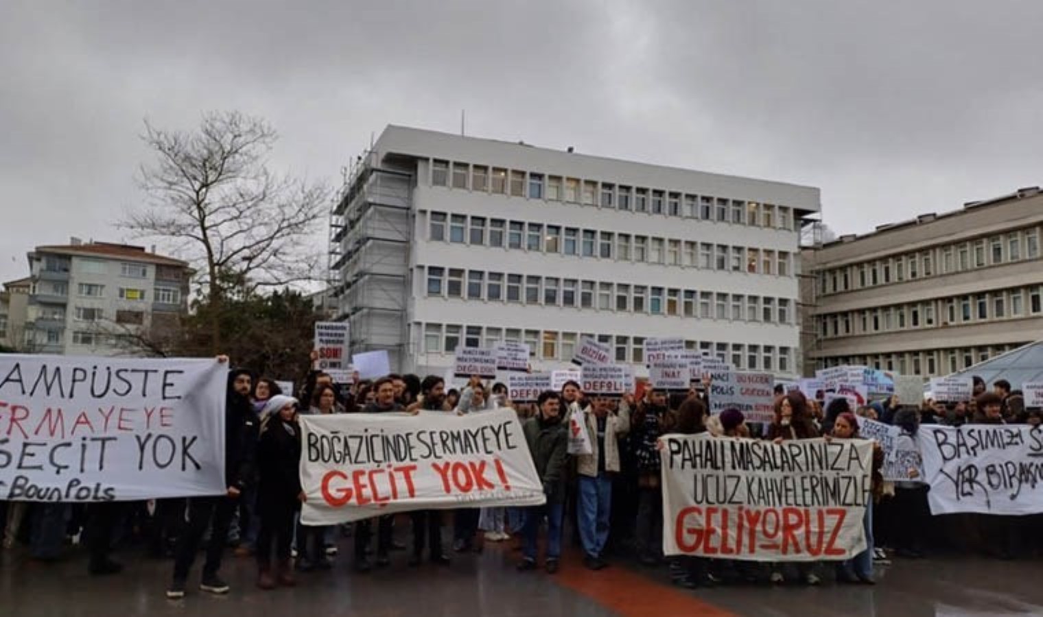 Boğaziçi’nde kahve zinciri şubesinin açılmasını protesto eden öğrencilere uzaklaştırma: AYM kararını yok saydılar