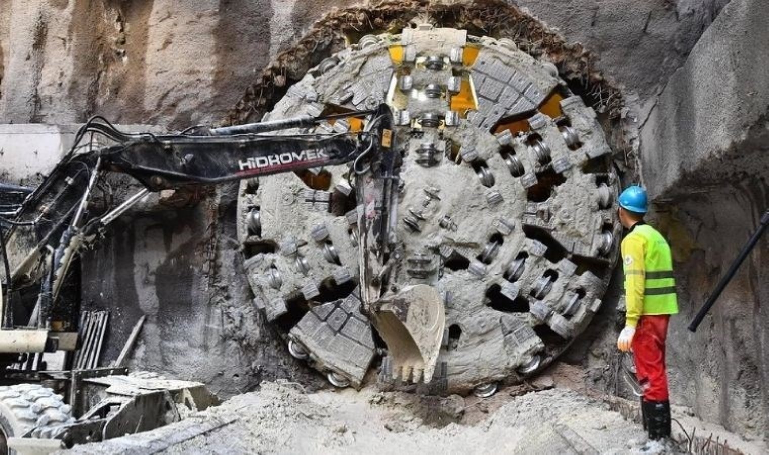 Buca Metrosu’nda ışık göründü