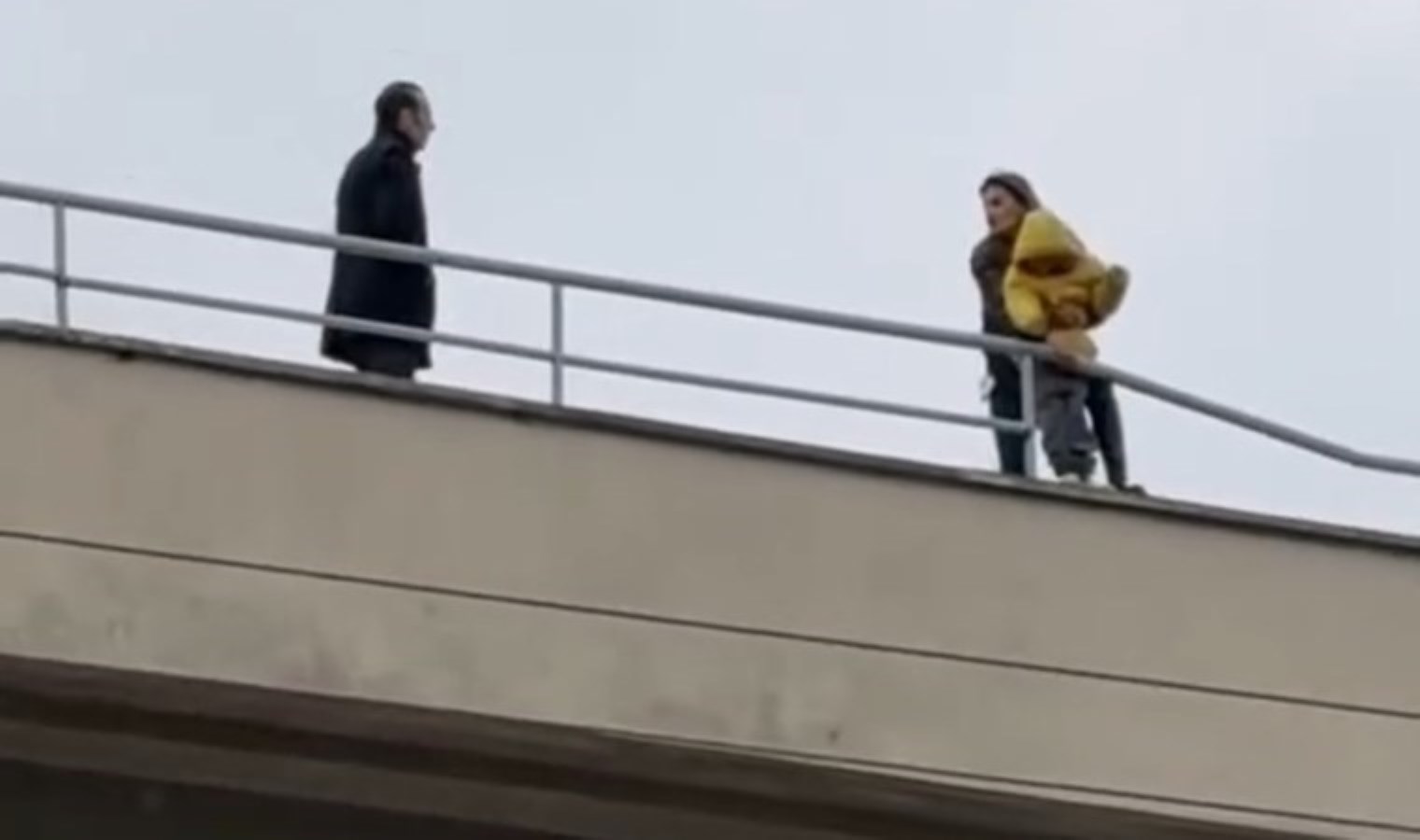 Bunalıma giren kadın, vergi dairesinin çatısına çıkıp çocuğuyla intihara kalkıştı