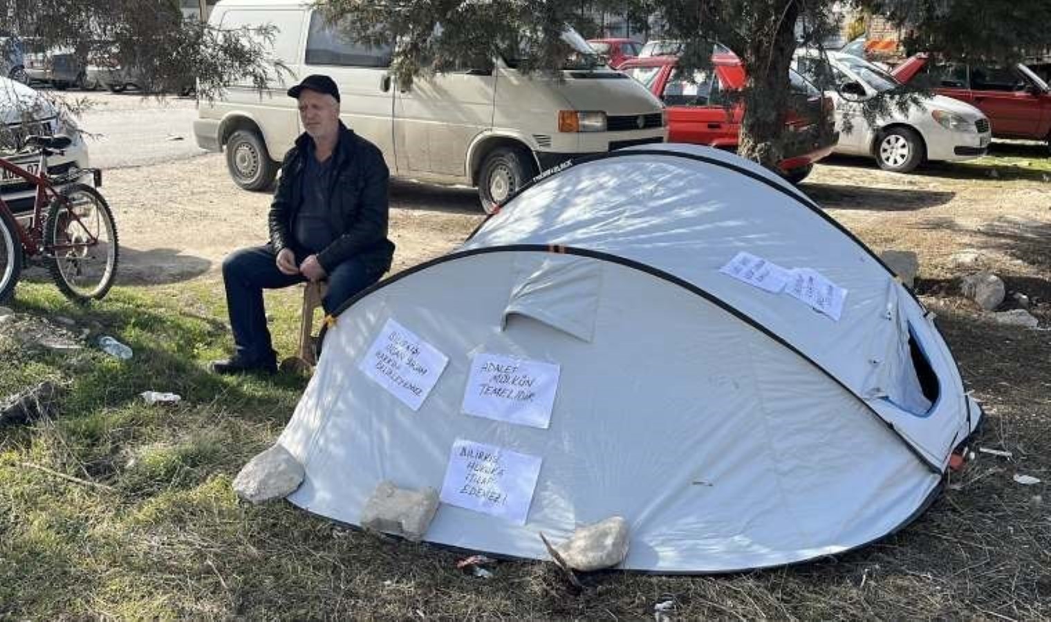 Burdur’da bir yurttaş, mahkemenin kira artışı kararını protesto etmek için adliye karşısına çadır kurdu