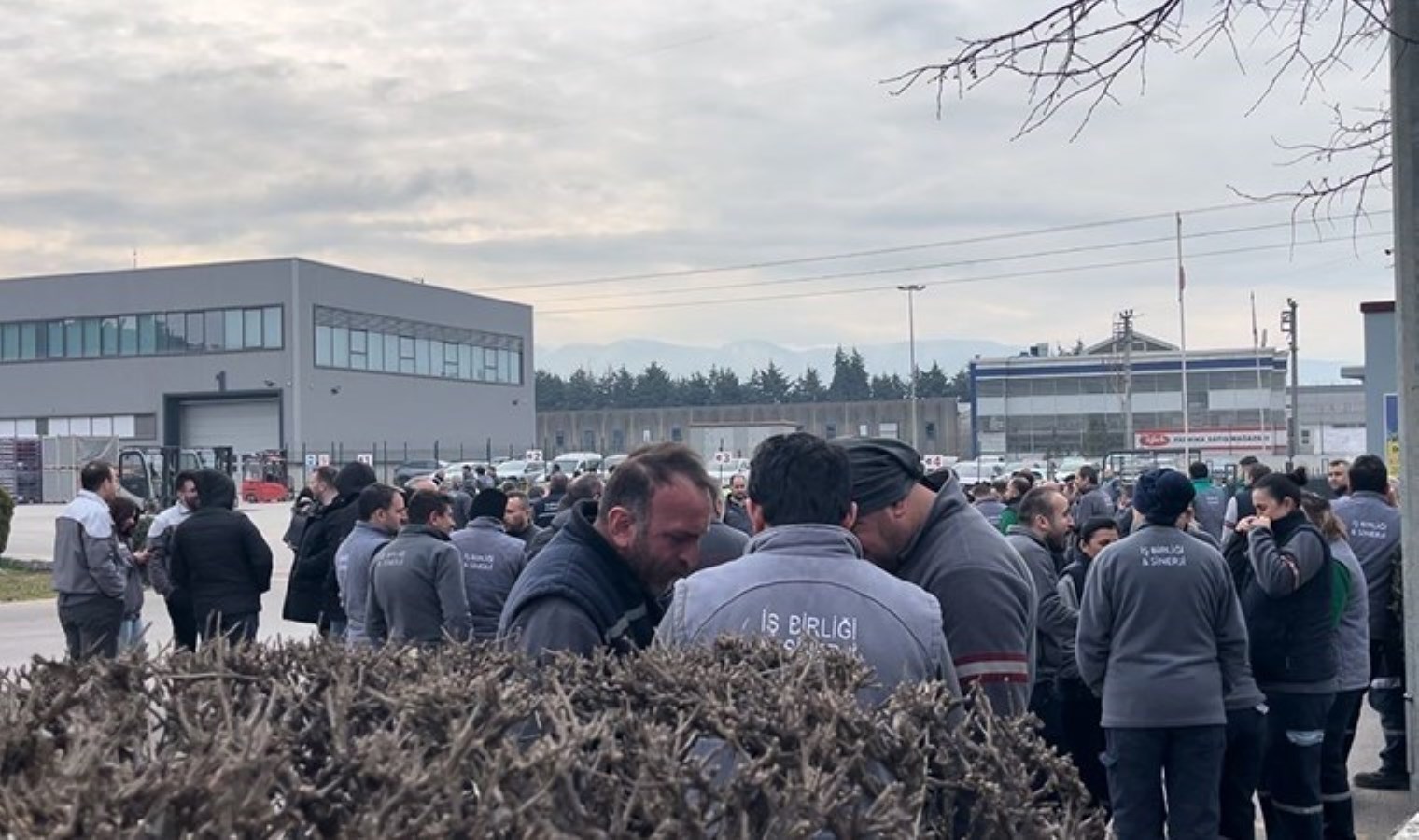 Bursa’da alüminyum fabrikasında yangın paniği! İşçiler tahliye edildi…