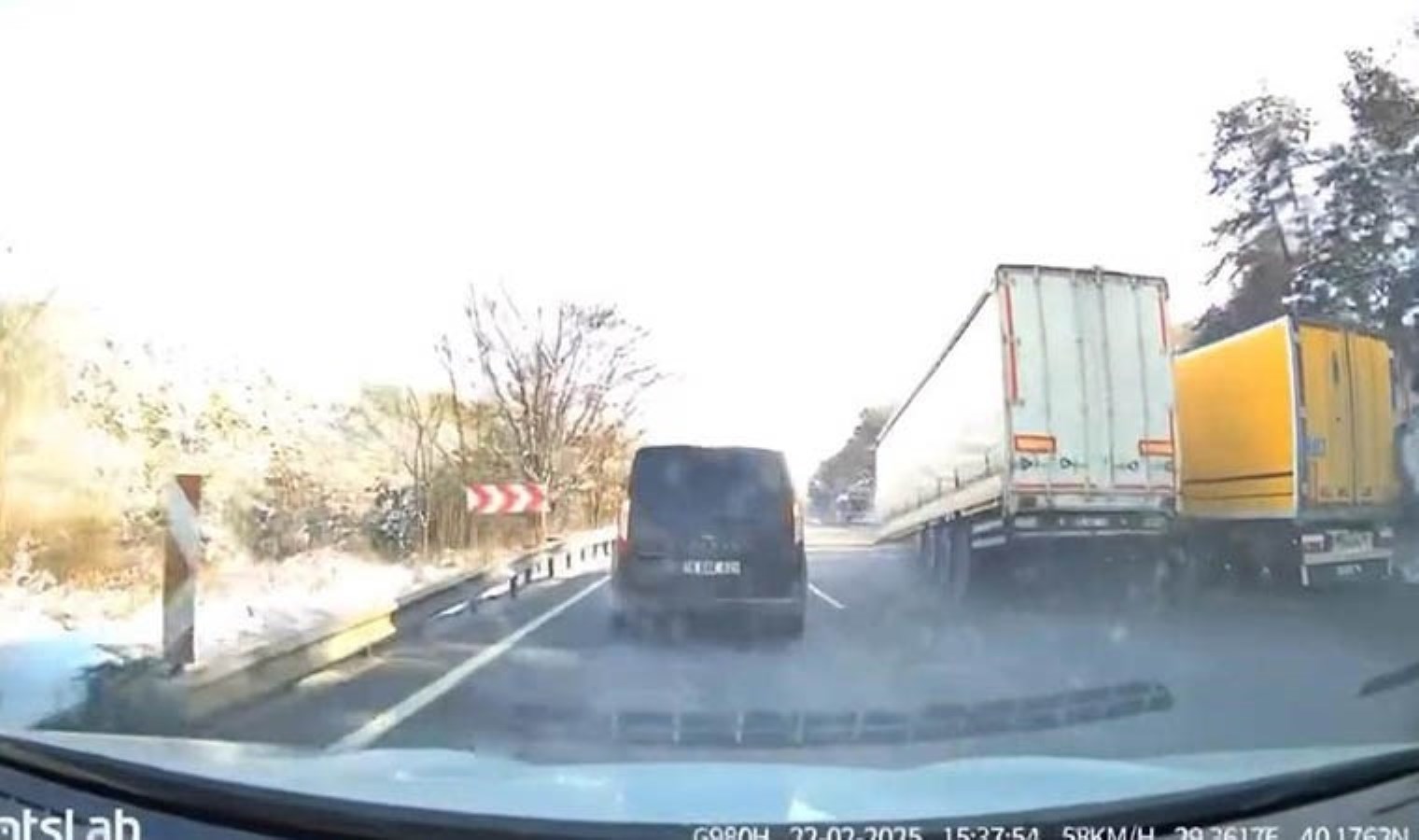 Bursa’da faciadan dönüldü: TIR’ın dorsesi yol ortasında koptu!