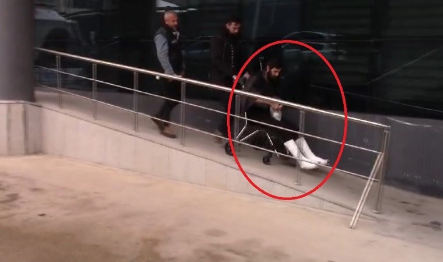 Bursa’da film gibi anlar: Polisten kaçmak için 3. kattan atladı, 2 ayağını birden kırdı