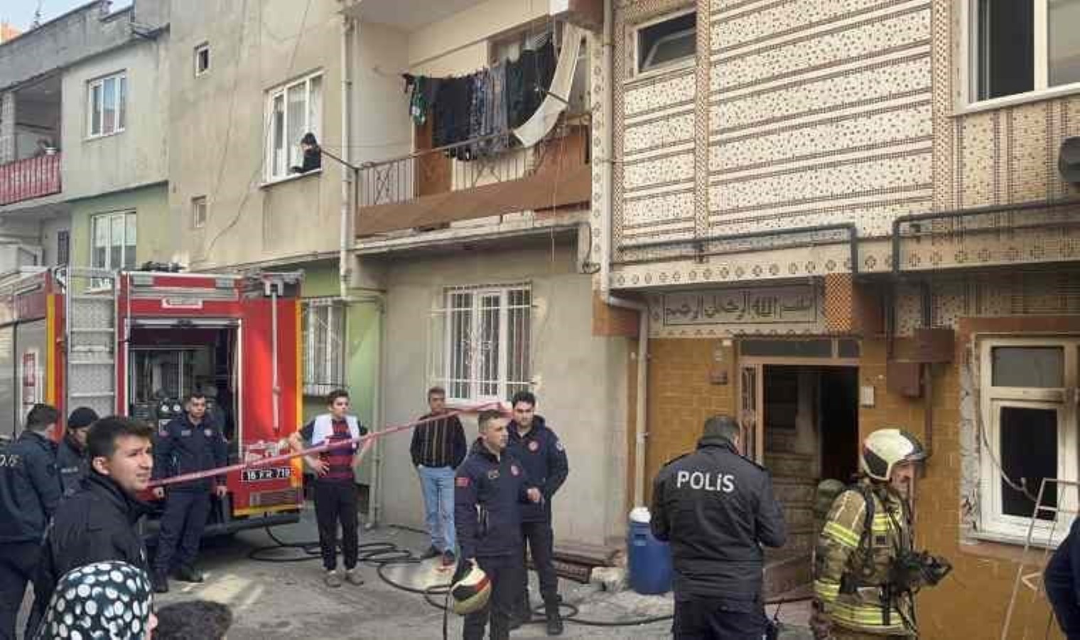 Bursa’da korkutan yangın: 4 kişi dumandan etkilendi