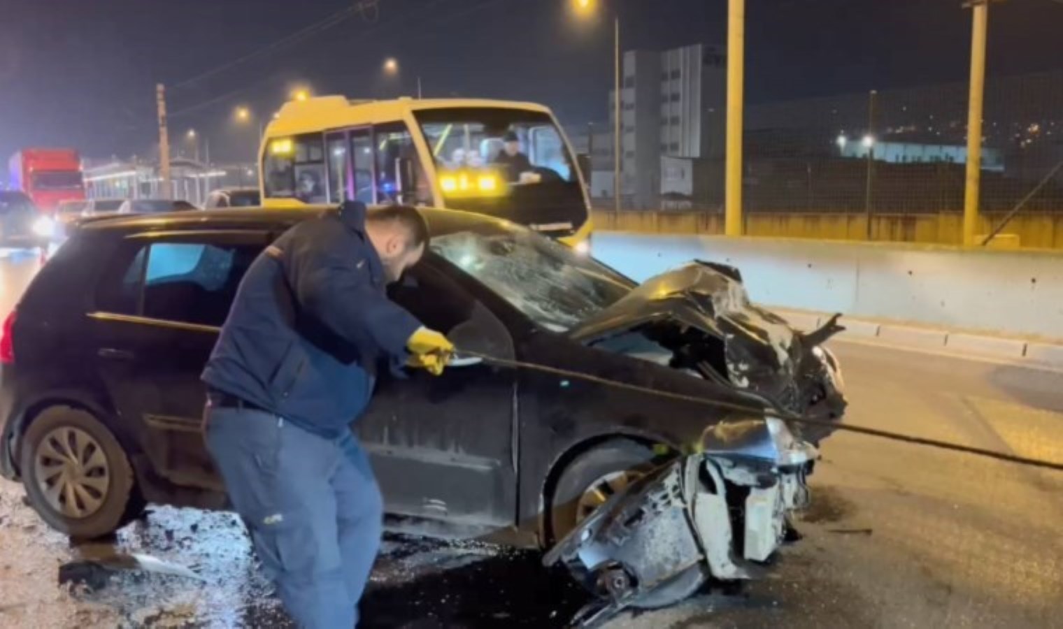 Bursa’da otomobil, halk otobüsüne çarptı: Çok sayıda kişi yaralandı!