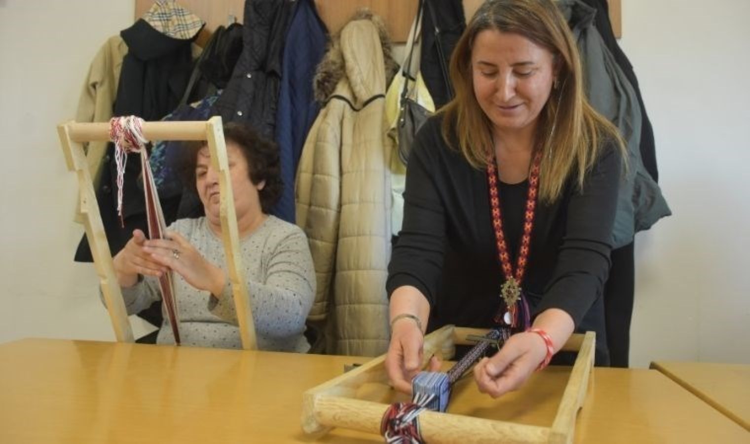 Çağın stresini ‘çağlar öncesi’ dokuma yöntemi ile atıyorlar