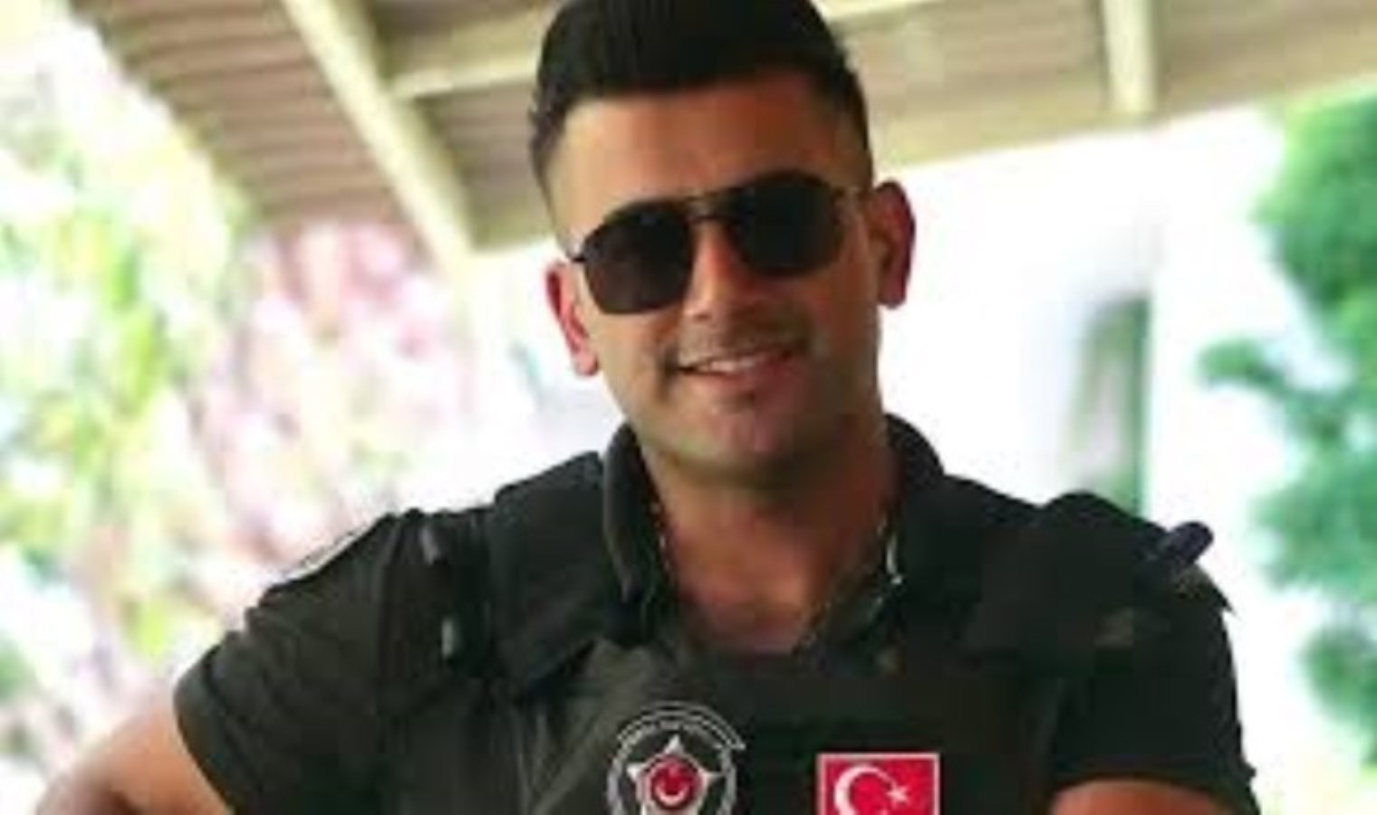 ‘Çakar’ kullandı: ‘Yakışıklı güvenlik’e ceza geldi!