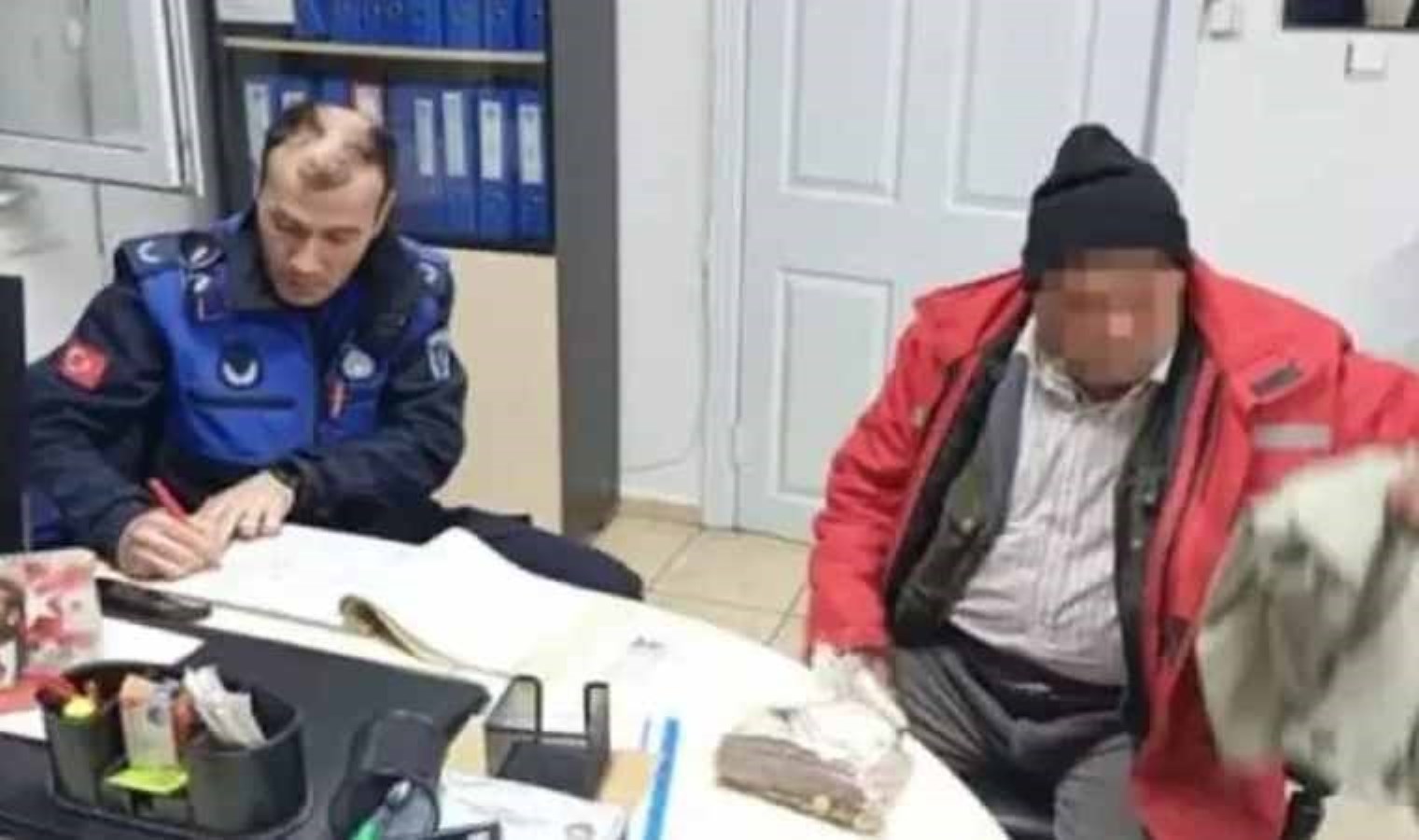 Cami önünde görme engelli taklidi yapan dilencinin üzerinden 32 bin lira çıktı!