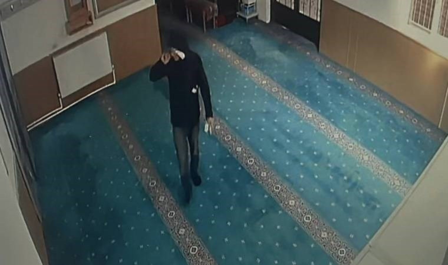 Camiye giren hırsız, su parasını çaldı mevlitten kalan ikramları yedi