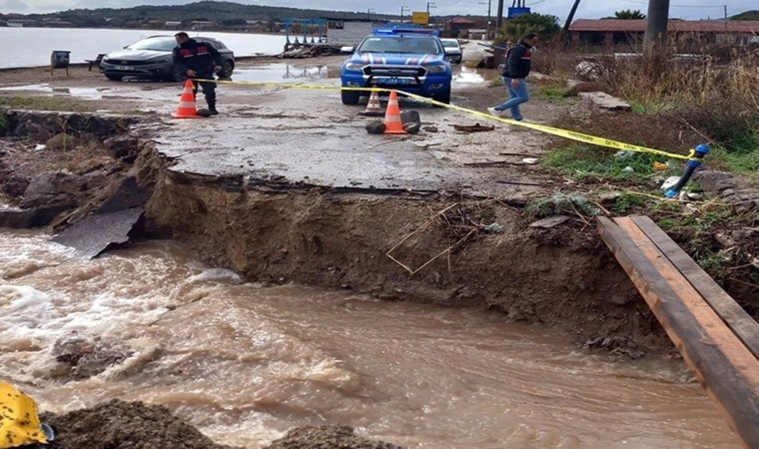 Çanakkale’de ‘sağanak’ etkisi: Köprü çöktü!