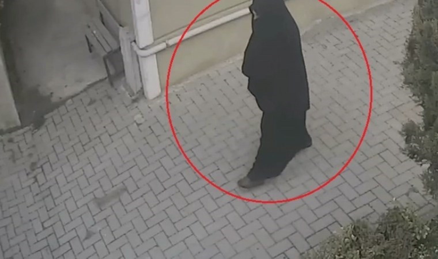 Çarşaf giyip kılık değişirdi, ablasının evinden 1 milyon TL’lik ziynet eşyalarını çaldı