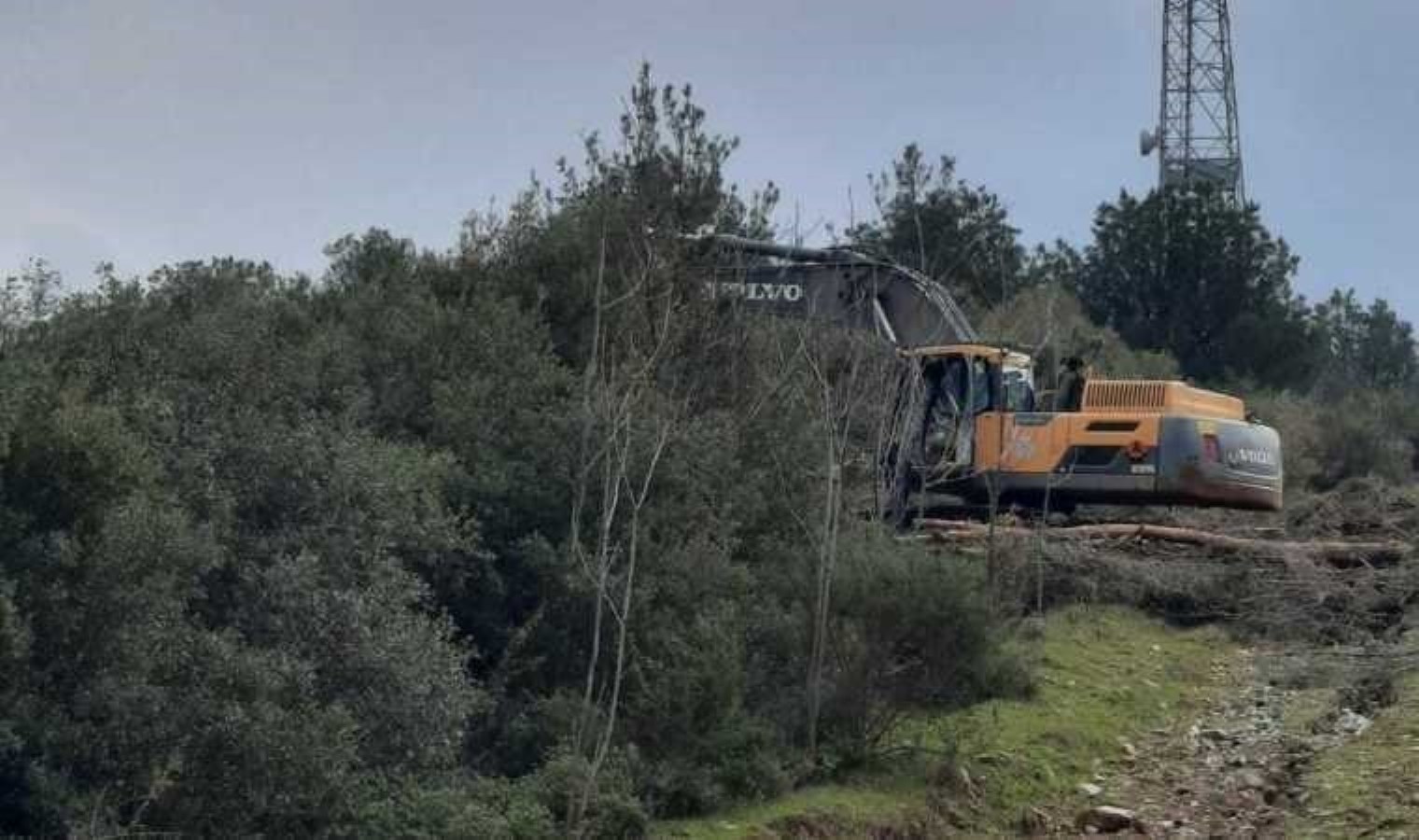 Çayırlılar protesto için meydana gitti, iş makineleri çalışmaya başladı