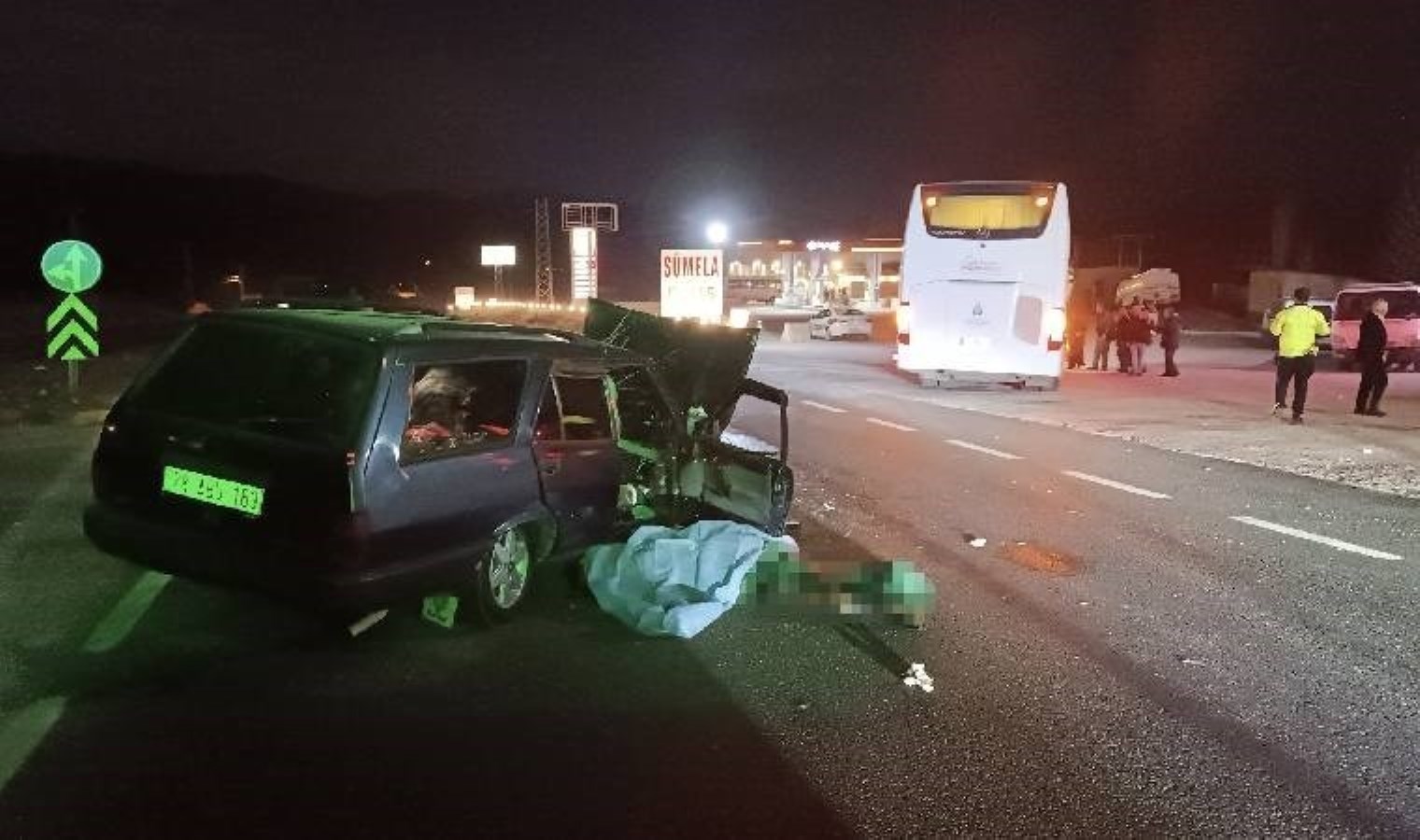 Cenazeye giden otobüsle otomobil çarpıştı: Can kaybı var!