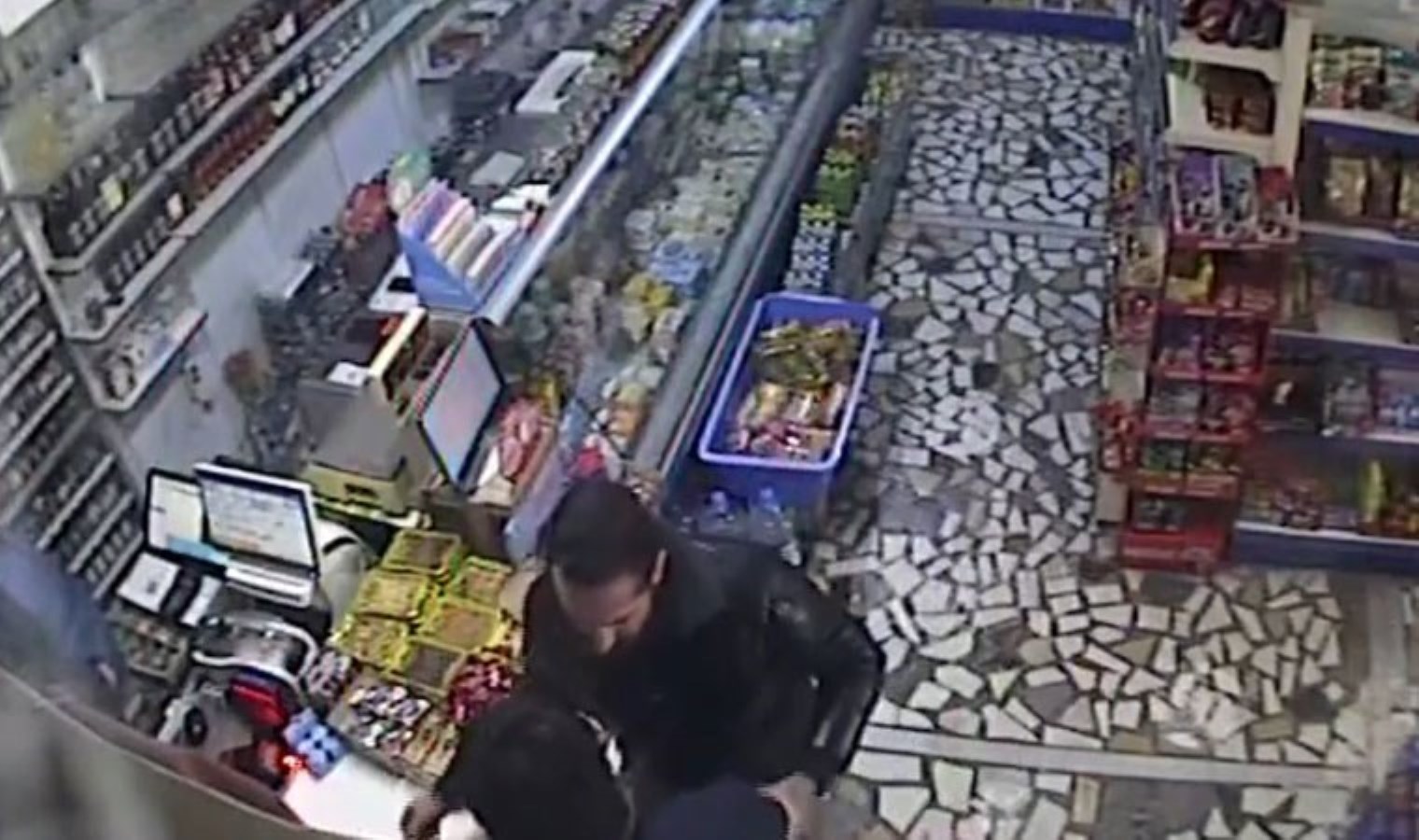 Cezaevi firarisi veresiye alkol alamayınca market sahibine dehşeti yaşattı