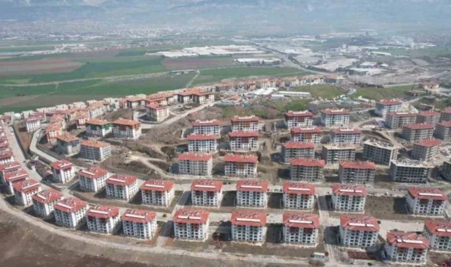 CHP’li Ali Öztunç duyurdu… Depremzedelerden bitmeyen evlerin aidatını alıyorlar!