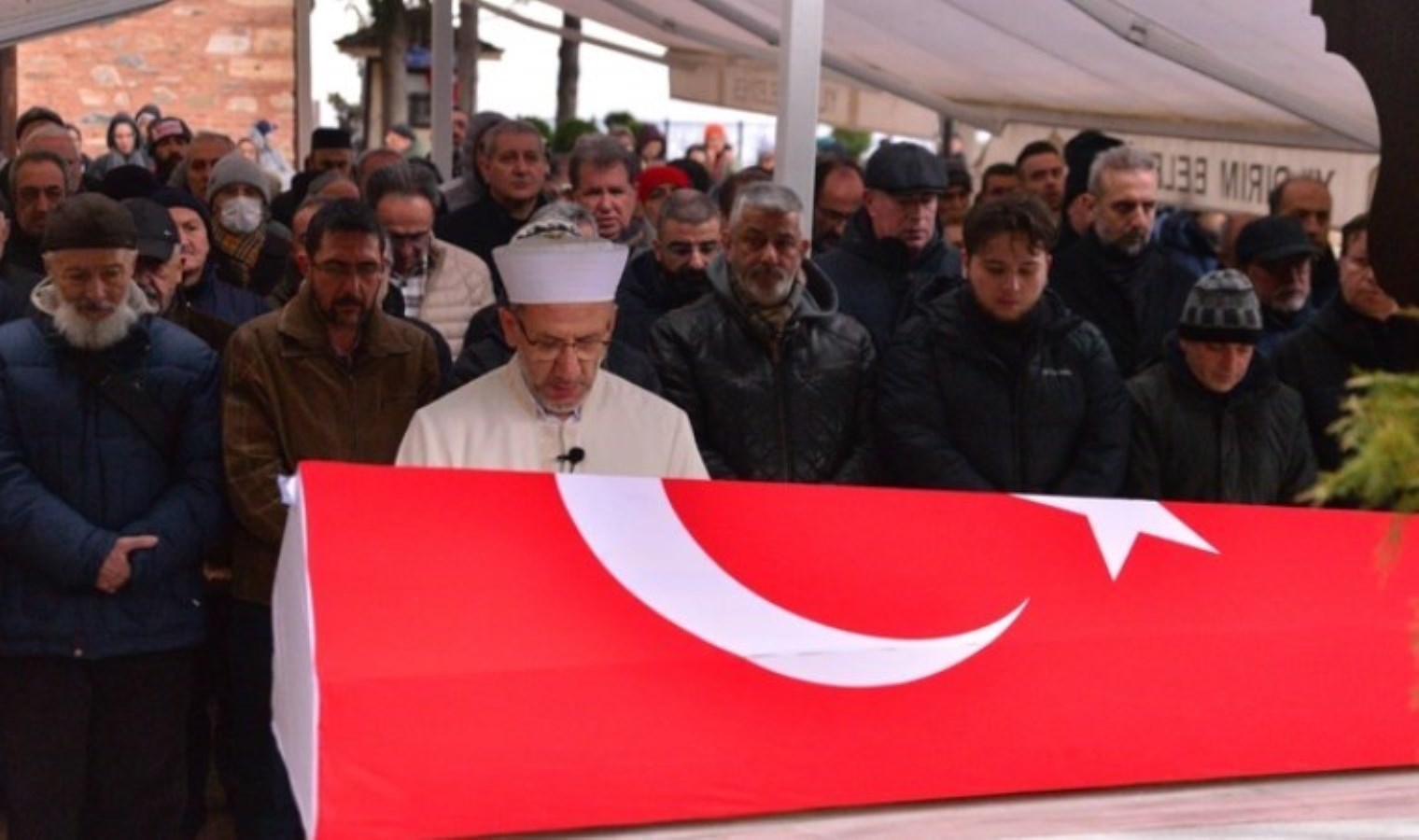 ‘Çocuklar Duymasın’ın ‘Seyyar Tayyar’ıydı… Oyuncu Emin Gümüşkaya son yolculuğuna uğurlandı