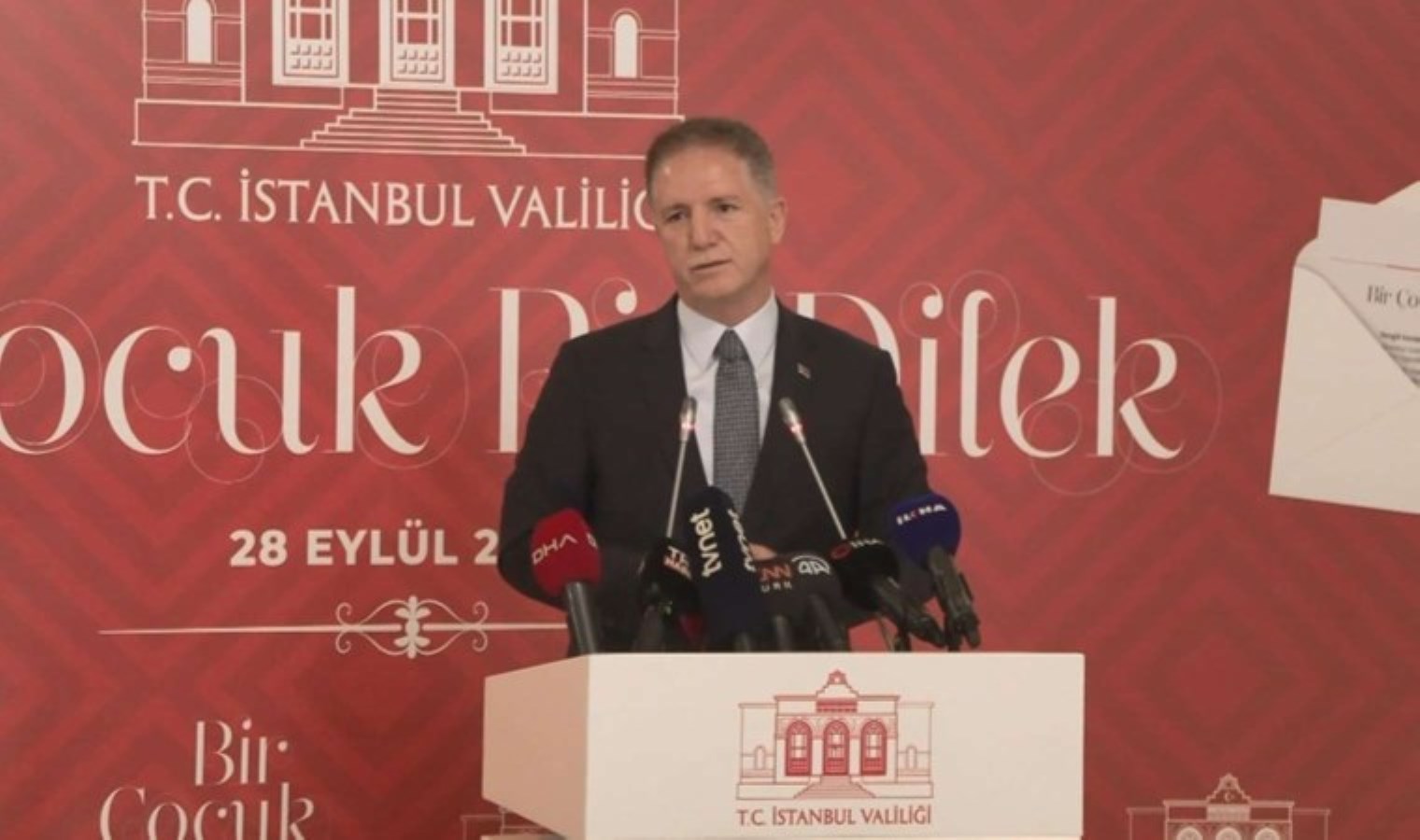 Çocuklara ilahi okutuldu, İstanbul Valisi Davut Gül ‘bizim çocuklar’ diye paylaştı