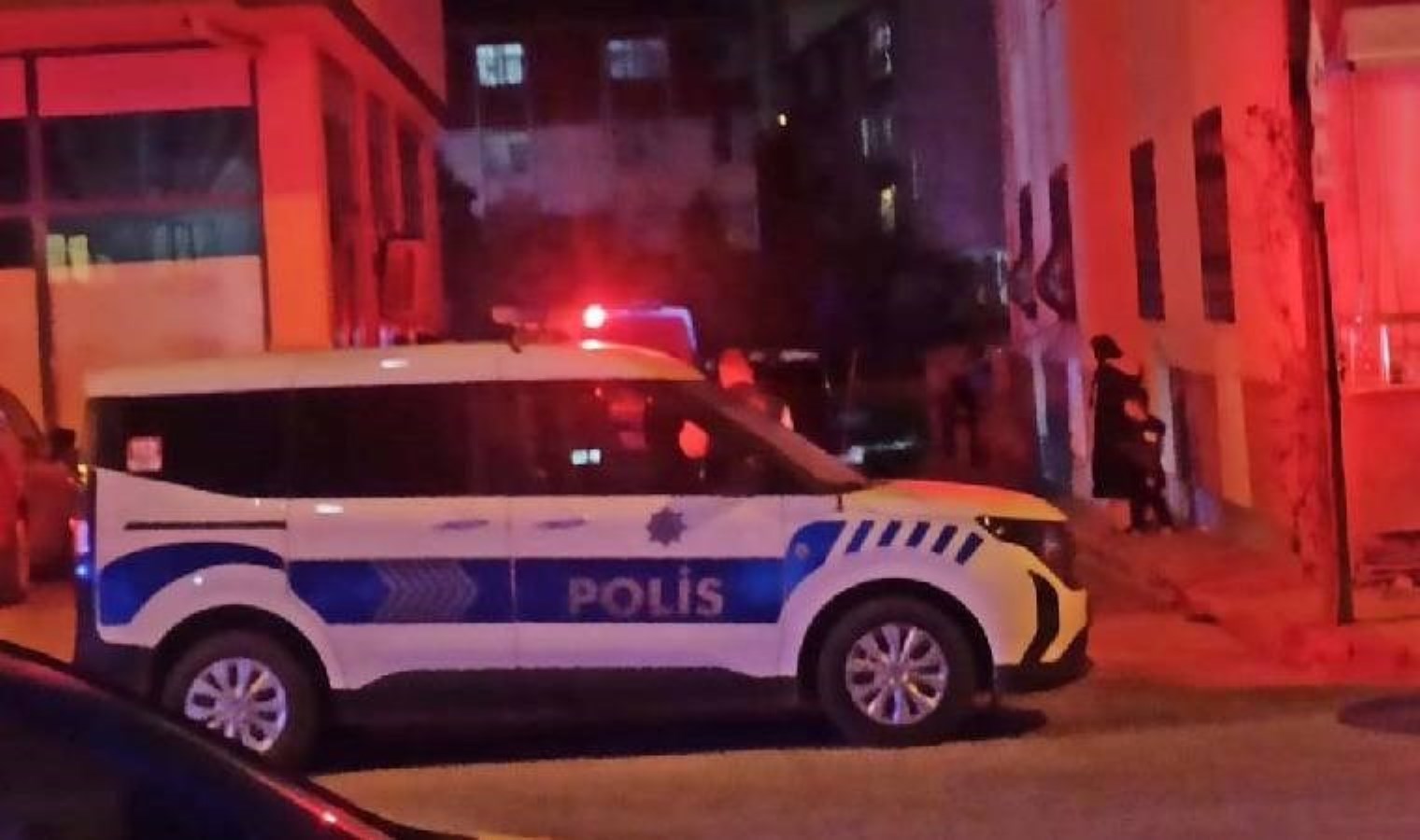 Çocukları görme bahanesiyle girdiği evde evli olduğu kadını öldürüp, intihar etti!