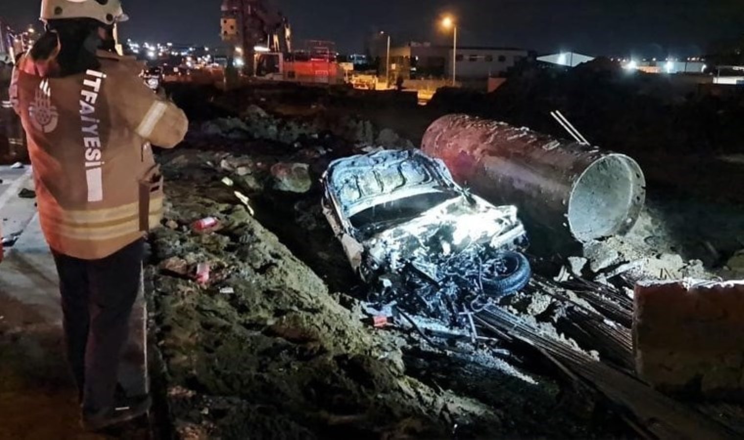 D-100 Karayolu’nda hareketli anlar… Bariyere giren araç alev aldı: 1 ağır yaralı