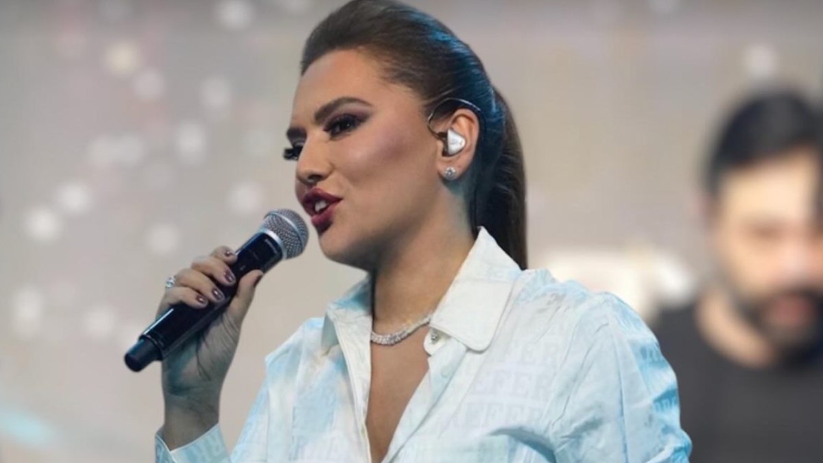 Demet Akalın, sahneye neden ütüsüz kıyafetle çıktığını anlattı