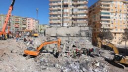 Depremde 103 kişiye mezar olan Kule Apartmanı’nın müteahhidi Ömer Cihan tahliye edildi