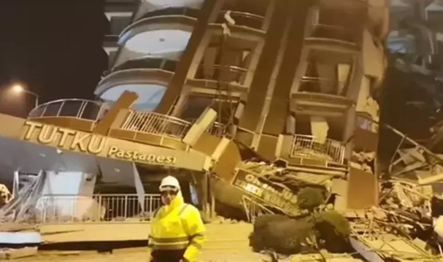 Depremde 14 kişiye mezar olmuştu… Müteahhitten pişkin savunma:  ‘Sadece 5 binam yıkıldı’